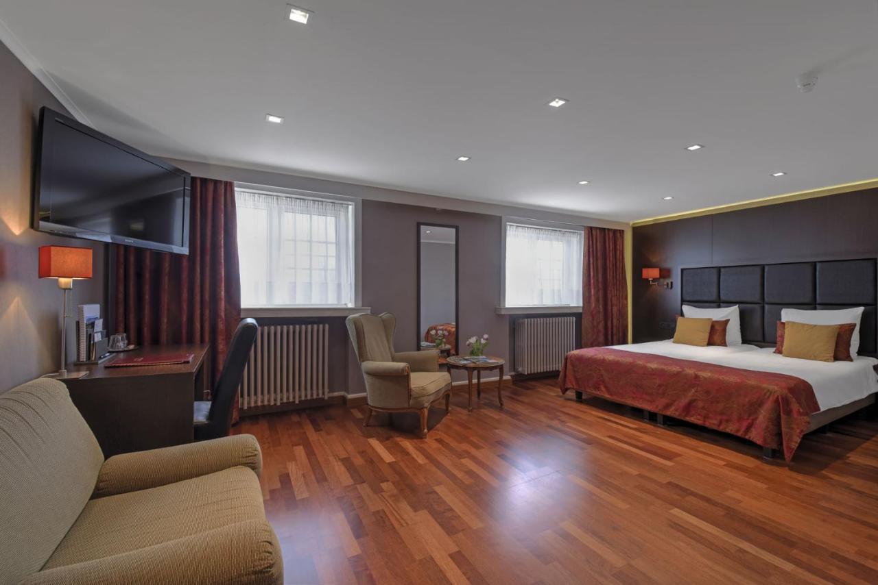 Superior Family Room,1542225976:JPEG
